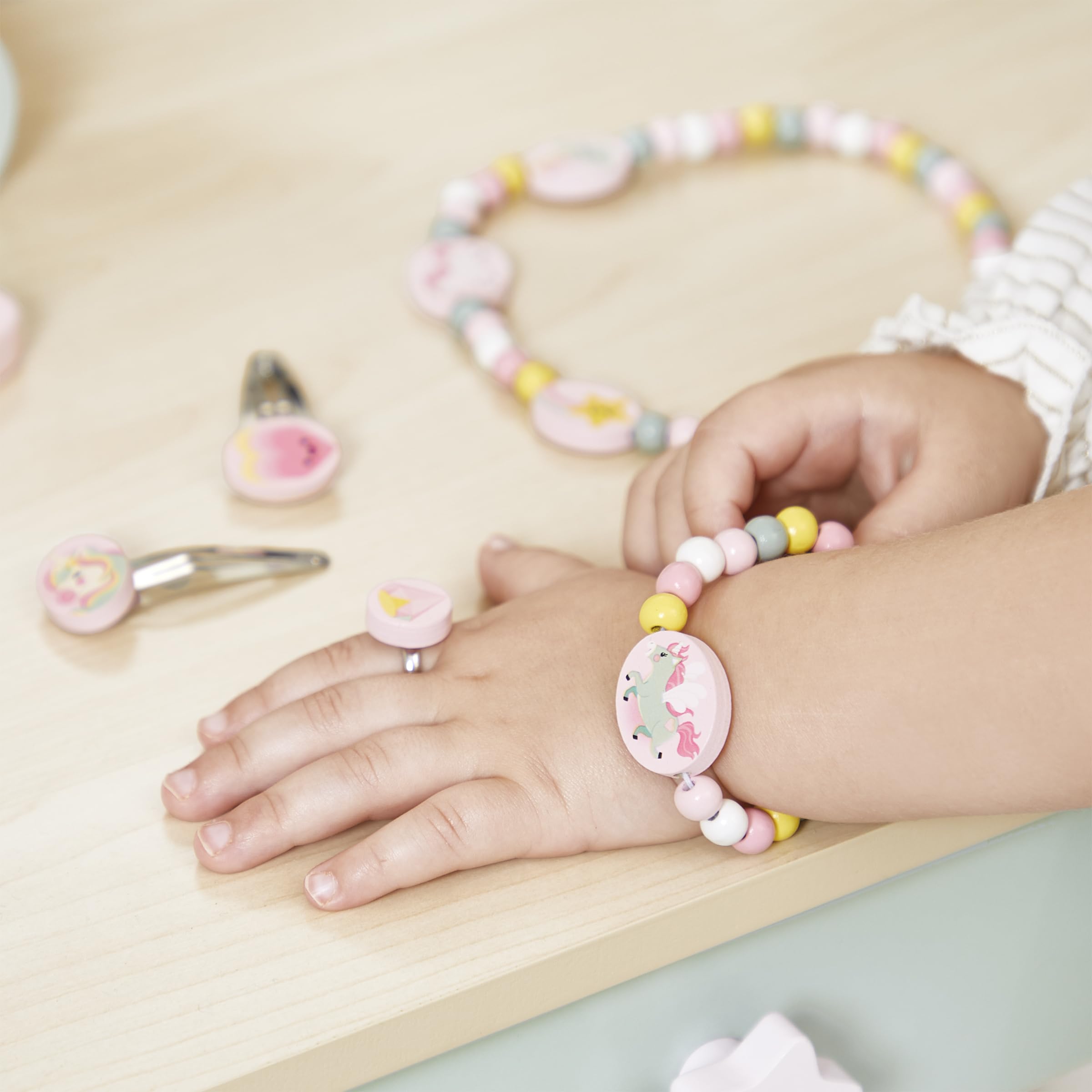 janod-j08880-set-de-5-bijoux-en-bois-licornes-collier-bracelet-bague-barrettes image 7