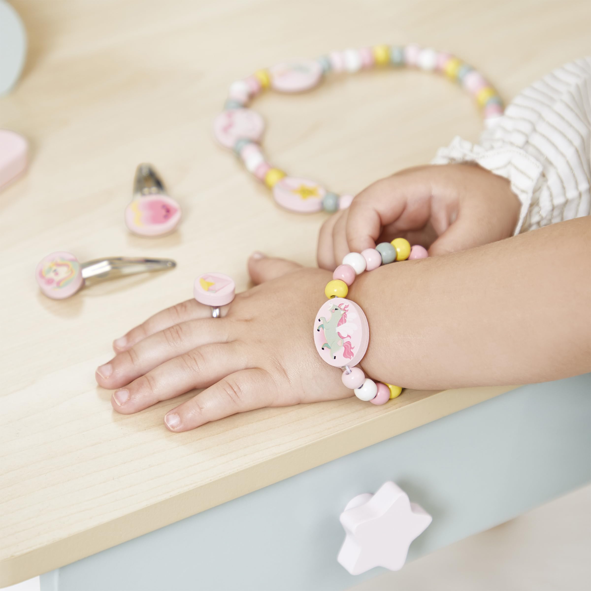 janod-j08880-set-de-5-bijoux-en-bois-licornes-collier-bracelet-bague-barrettes image 5