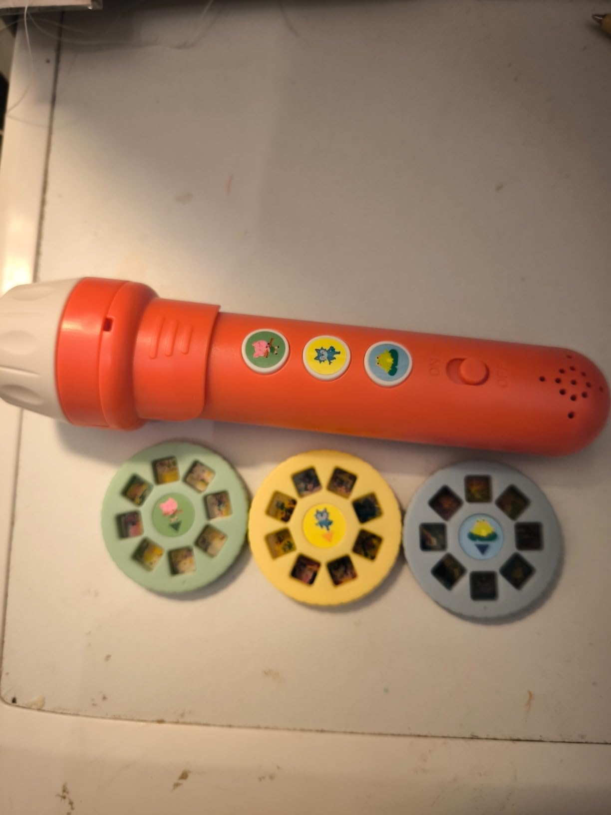 Belle conteuse avec projection
