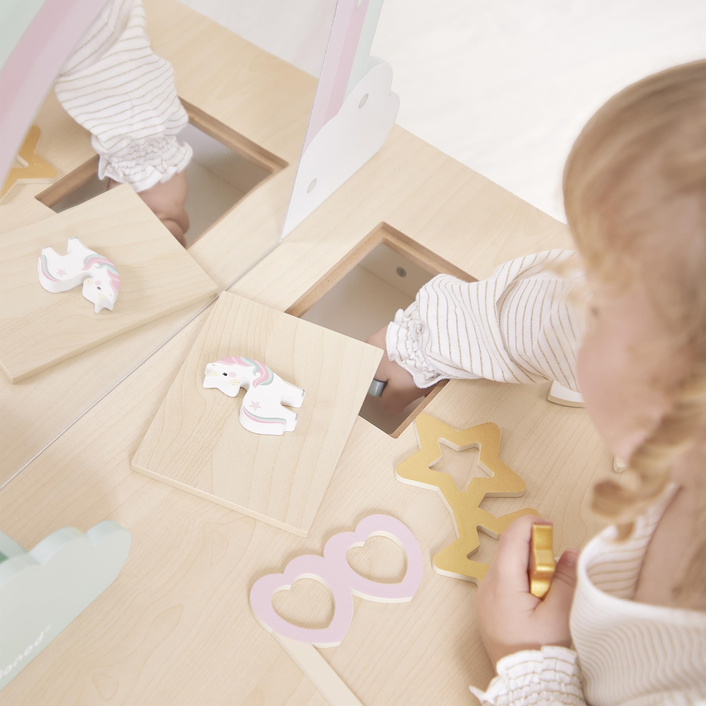 janod-j06464-coiffeuse-enfant-licorne-en-bois-avec-miroir-tabouret-et-10-accesso image 3