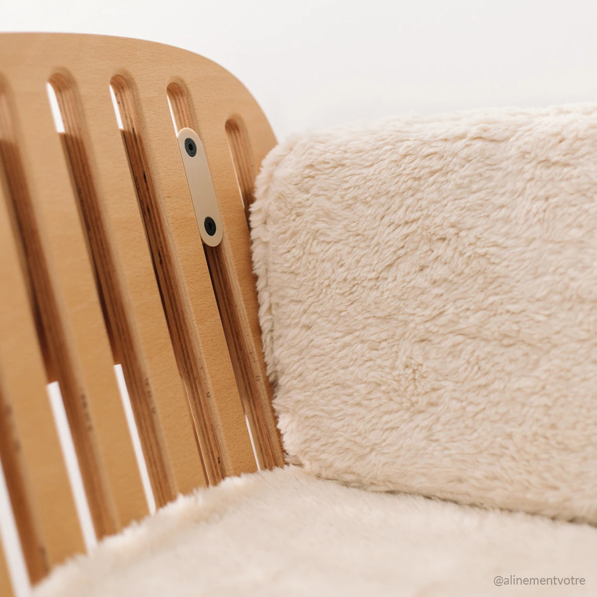 charlie-crane-kodo-coussins-fourrure-pour-lit-cododo-banc image 3