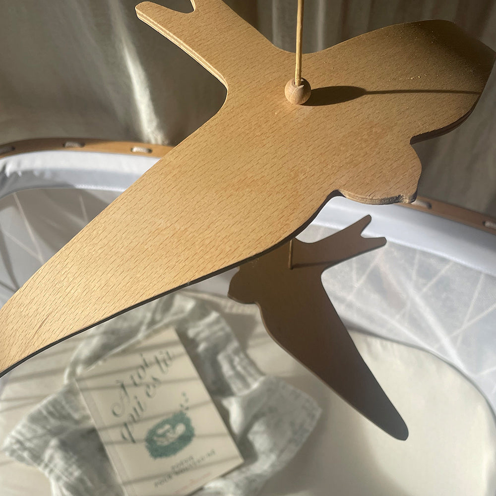 charlie-crane-kano-birds-mobile-en-bois-2-hirondelles-cordon-cuir image 2