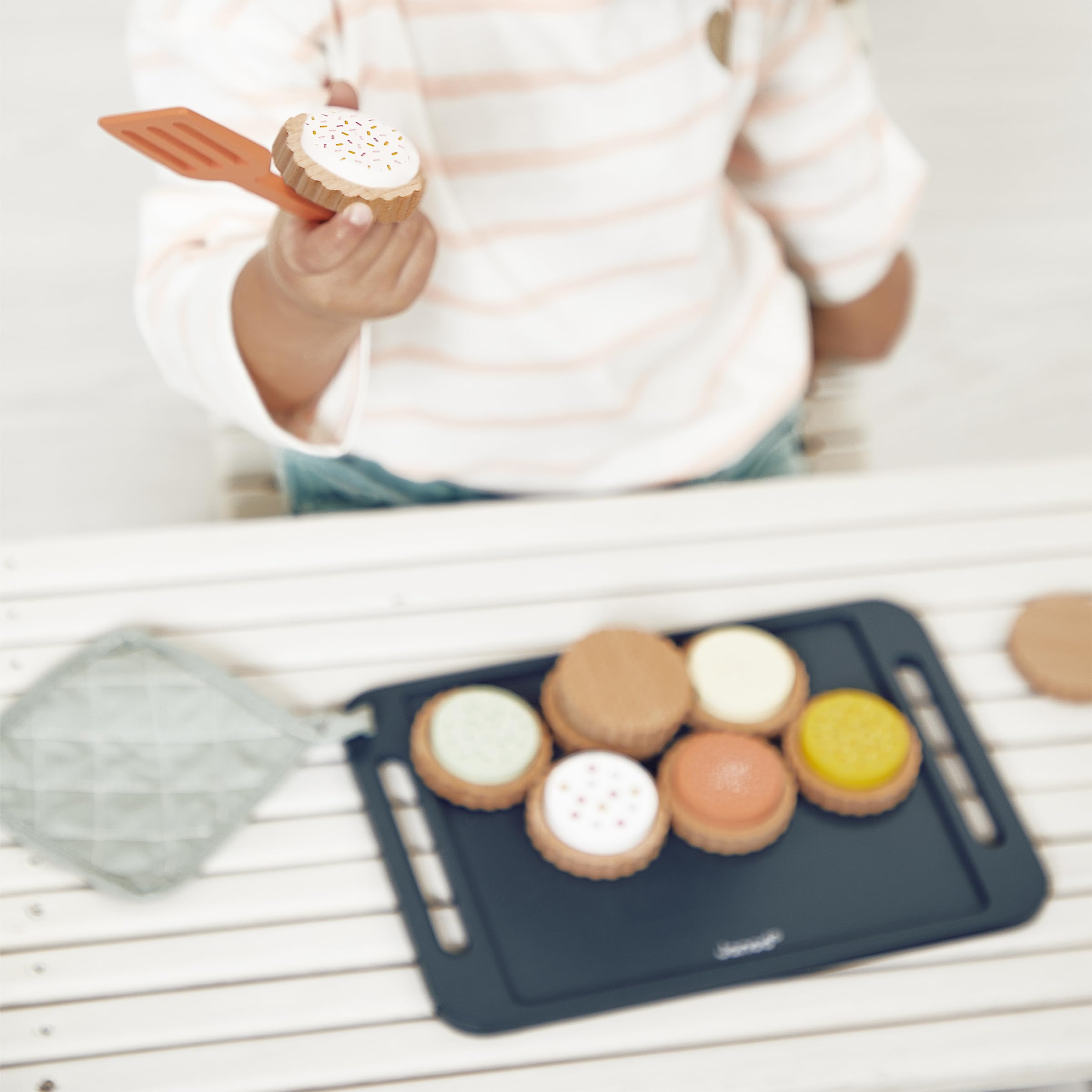 janod-atelier-biscuits-en-bois-j06643-kit-p-tisserie-plateau-avec-gant-et-spatul image 4