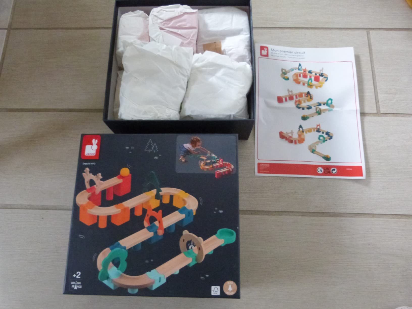 Mon fils construit pendant des heures, la clochette le rend fou de joie à chaque descente, le bois est épais et les couleurs tiennent bien au lavage, on peut inventer des dizaines de circuits différents