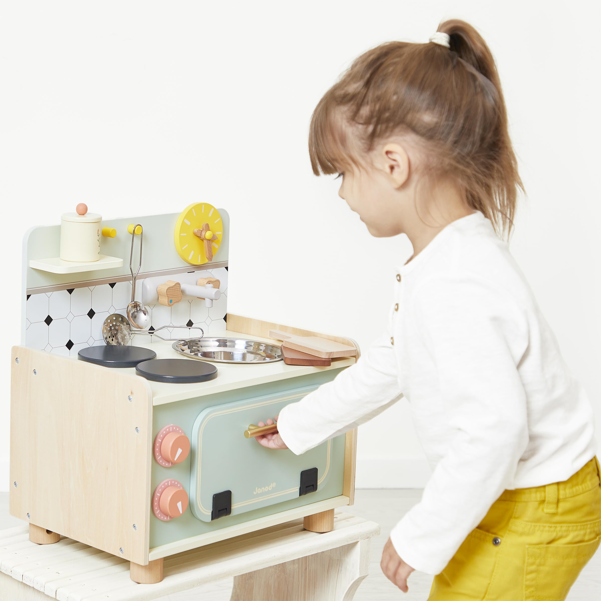 janod-j06640-kitchenette-enfant-en-bois-petite-cuisine-mamie-10-accessoires image 5